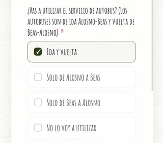 La pregunta del autobús que escribió una pareja en su formulario de confirmación de asistencia, con cuatro respuestas: ida y vuelta, solo la ida, solo la vuelta o no lo voy a utilizar
