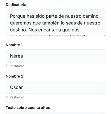La pestaña Portada del editor, con la dedicatoria de ejemplo y los nombres de la pareja ya cambiados, cada nombre con su Restaurar