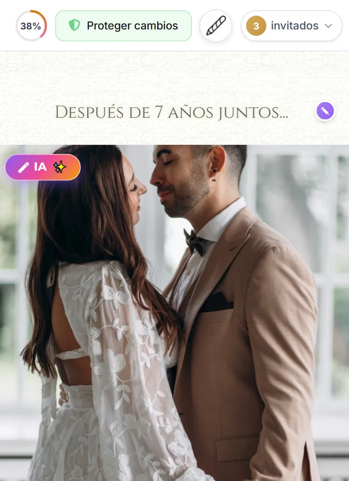 El editor de la web de boda en el móvil, con el botón Proteger cambios arriba, la foto de la pareja y un lápiz para cambiar cada texto