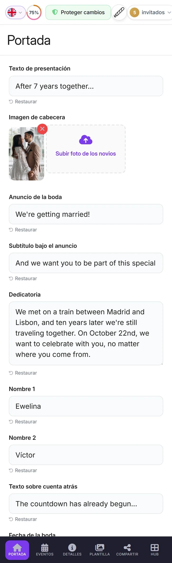 El editor de la invitación de boda en inglés, en el móvil: los textos de la portada traducidos, cada uno con su botón de restaurar, el texto de la pareja traducido por la IA y su nombre tal cual