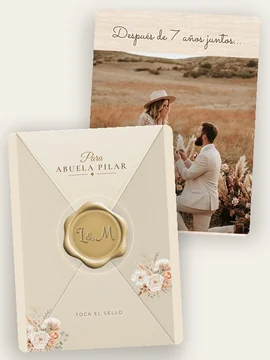 La invitación de boda original Boho por dentro y, delante, su sobre con rosas y flores secas en tonos tierra, el lacre dorado y el nombre de la invitada
