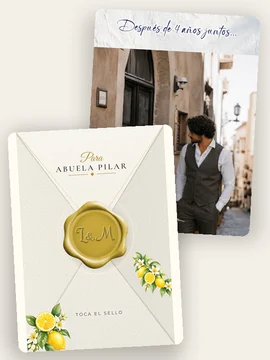 La invitación de boda original Dolce Vita por dentro y, delante, su sobre con limones y azahar, el lacre color mostaza y el nombre de la invitada