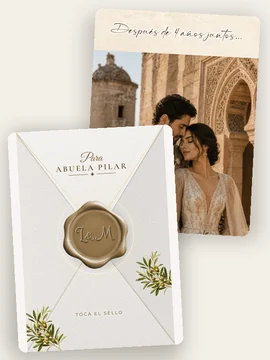 La invitación de boda original Duna por dentro y, delante, su sobre con ramas de olivo oscuras, el lacre bronce y el nombre de la invitada