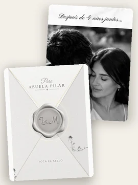 La invitación de boda original Elegance por dentro, con una foto en blanco y negro, y delante su sobre blanco con una filigrana gris y el lacre plateado