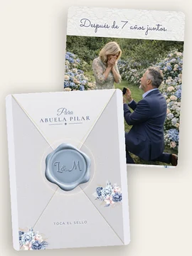 La invitación de boda original Flora por dentro y, delante, su sobre con flores azules y rosas en acuarela, el lacre azul y el nombre de la invitada
