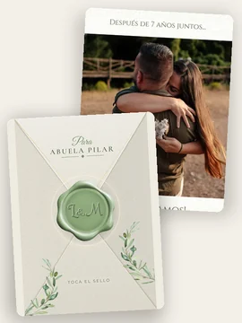 La invitación de boda original Olive por dentro y, delante, su sobre con ramas de olivo en acuarela, el lacre verde y el nombre de la invitada