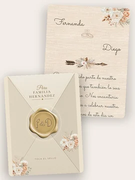 La plantilla Boho con Fernanda y Diego a los lados de dos anillos, entre flores secas en tonos tierra, y delante su sobre con el lacre dorado