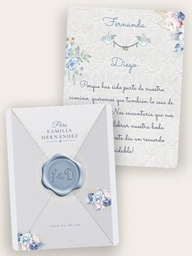 La plantilla Flora con dos palomas entre los nombres de Fernanda y Diego y hortensias azules, y delante su sobre con el lacre azul