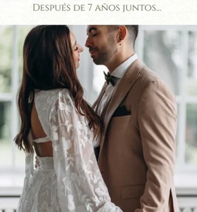 La portada de la invitación de boda digital, con la foto de la pareja