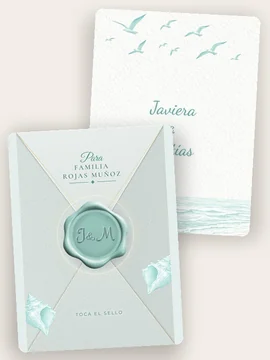 El diseño Azur por dentro, con gaviotas y el mar en acuarela, y delante su sobre verde agua con dos caracolas y el nombre de la familia Rojas Muñoz