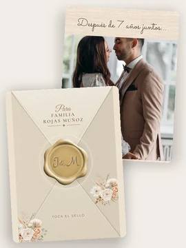 El diseño Boho por dentro y, delante, su sobre con flores secas en tonos tierra, el lacre dorado y el nombre de la familia Rojas Muñoz