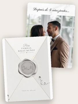 El diseño Elegance por dentro y, delante, su sobre blanco con una filigrana gris, el lacre plateado y el nombre de la familia Rojas Muñoz