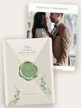 El diseño Olive por dentro y, delante, su sobre con ramas de olivo, el lacre verde y el nombre de la familia Rojas Muñoz