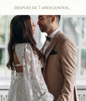 La portada de la invitación al abrir el sobre, con la foto de los novios