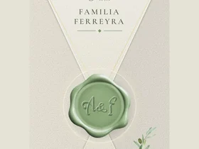 El sobre de la tarjeta de casamiento a nombre de la familia Ferreyra, con las iniciales A y F en el lacre verde