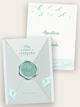 El diseño Azur por dentro, con gaviotas y el mar en acuarela, y delante su sobre verde agua con dos caracolas y el nombre de la familia Ferreyra