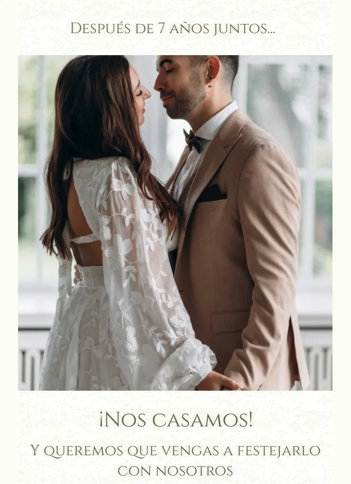 Tarjeta de casamiento digital en el celular, con la foto de los novios, ¡Nos casamos! y los nombres de Agustina y Facundo