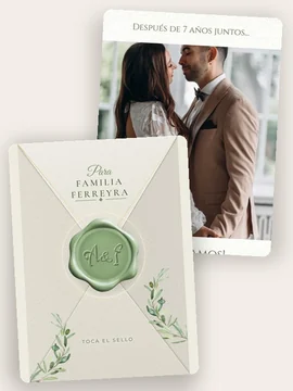El diseño Olive por dentro y, delante, su sobre con hojas de olivo, el lacre verde y el nombre de la familia Ferreyra